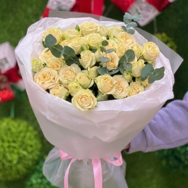 Состав букета: Кустовая Роза 7 шт; Эвкалипт 3 шт; Упаковка; Атласная лента.
